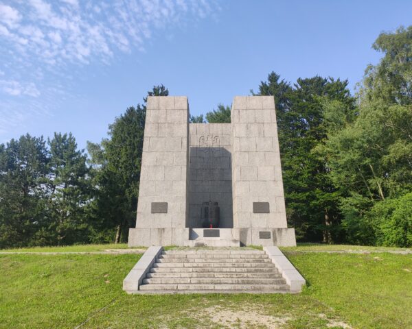 Były niemiecki nazistowski obóz koncentracyjny Mauthausen, polski pomnik; autor: Tomasz Cebulski