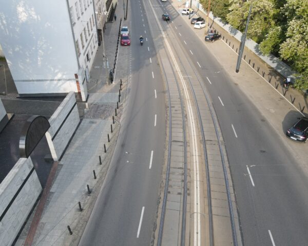 Współczesny wygląd częśći dawnego placu przeładunkowego, po lewej stronie znajduje się Pomnik Umschlagplatz, Autor: Tomasz Cebulski