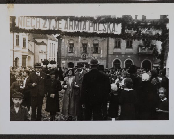 Henryk und Jadwiga Sławik in einer Straße in Cieszyn, 2. Oktober 1938. Quelle: Sammlung des Jüdischen Historischen Instituts / Museum der Geschichte der polnischen Juden POLIN