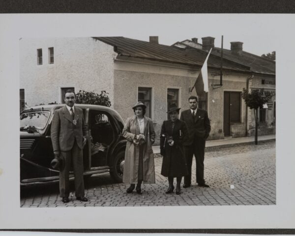 Henryk und Jadwiga Sławik in einer Straße in Cieszyn, 2. Oktober 1938. Quelle: Sammlung des Jüdischen Historischen Instituts / Museum der Geschichte der polnischen Juden POLIN