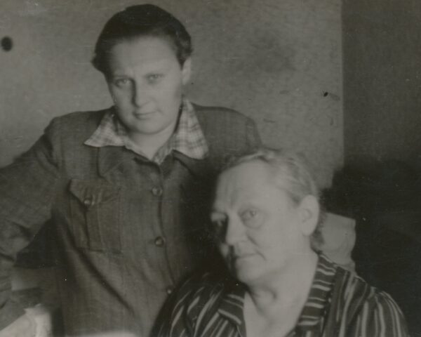 Krystyna Modrzewska with her mother; source: Photo Archive of the "Grodzka Gate - NN Theatre" Centre