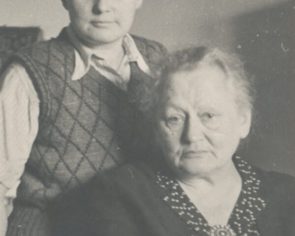Krystyna Modrzewska with her mother; source: Photo Archive of the "Grodzka Gate - NN Theatre" Centre