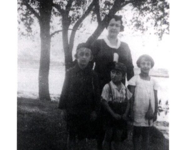 Markus Lustig mit seiner Familie vor dem 2. Weltkrieg; Foto aus der Sammlung des Sądecki Shtetl