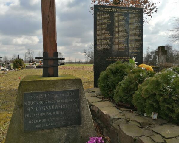 Szczurowa, Denkmal zum Gedenken an den Massenmord an 93 Roma im Jahre 1943. Autor: Bartosz Duszyński