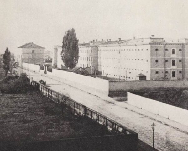 Das Pawiak-Gefängnis im Jahre 1864. Quelle: D. Kobielski "Warszawa na fotografiach z XIX wieku", Wydawnictwo Artystyczno-Graficzne, Warschau 1970, S. 122