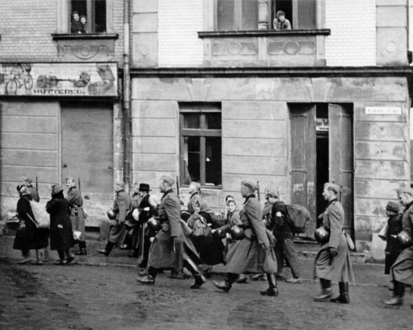 Deportation von Juden aus der Stadt Auschwitz nach Będzin, Chrzanów und Sosnowiec im Jahr 1941_ Foto aus der Sammlung des Jüdischen Zentrums in Oświęcim