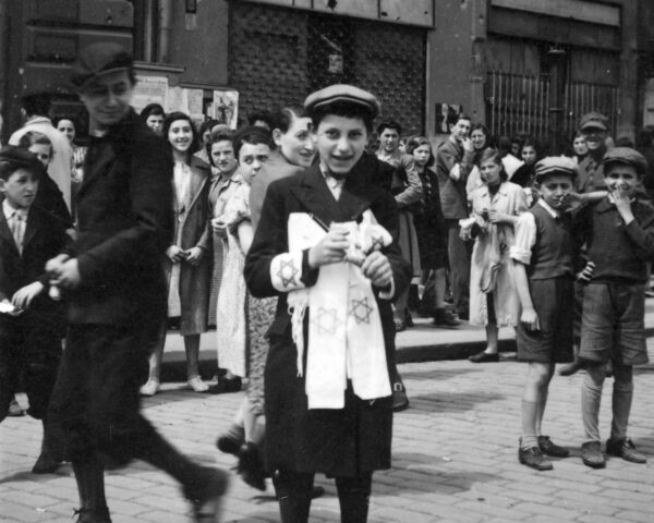 ein Junge, der im Ghetto Armbinden verkauft; Warschauer Ghetto; Quelle_ Nationale digitale Archive