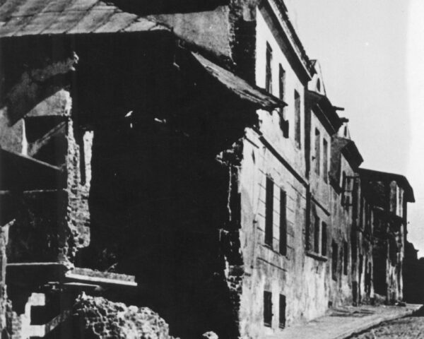 Ruins of the Jewish quarter, Zamkowa Street; source: collection of Symcha Wajs; Photo Archive of the "Grodzka Gate - NN Theatre" Centre