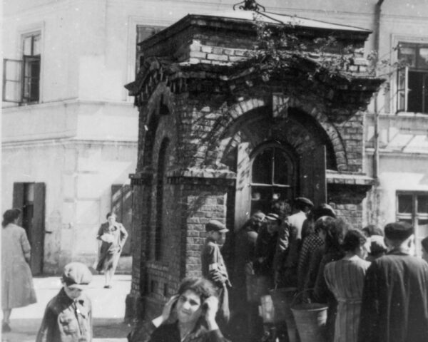 A well in the ghetto; source: collection of Symcha Wajs; Photo Archive of the "Grodzka Gate - NN Theatre" Centre